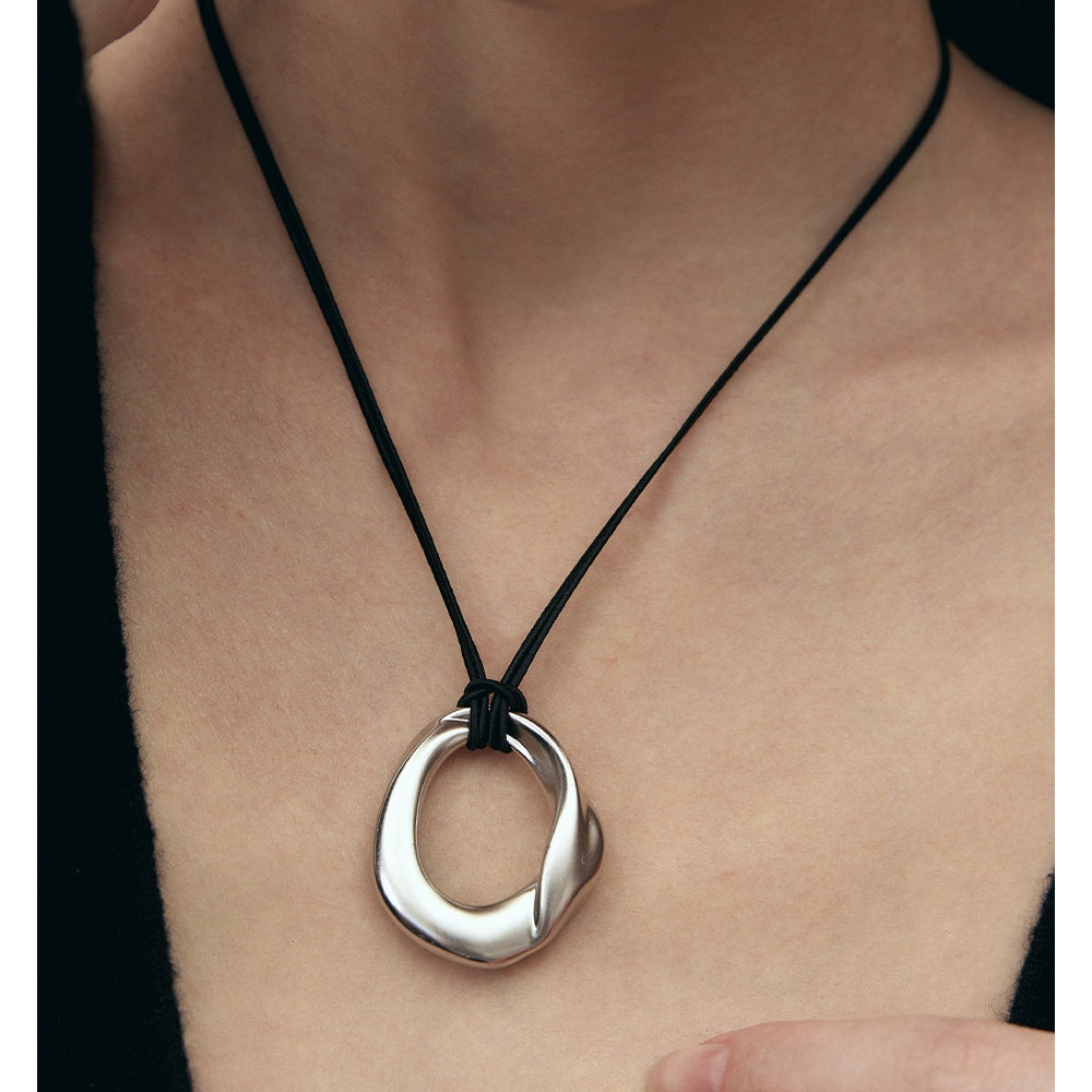 MONSECRET Circle Pendant Necklace