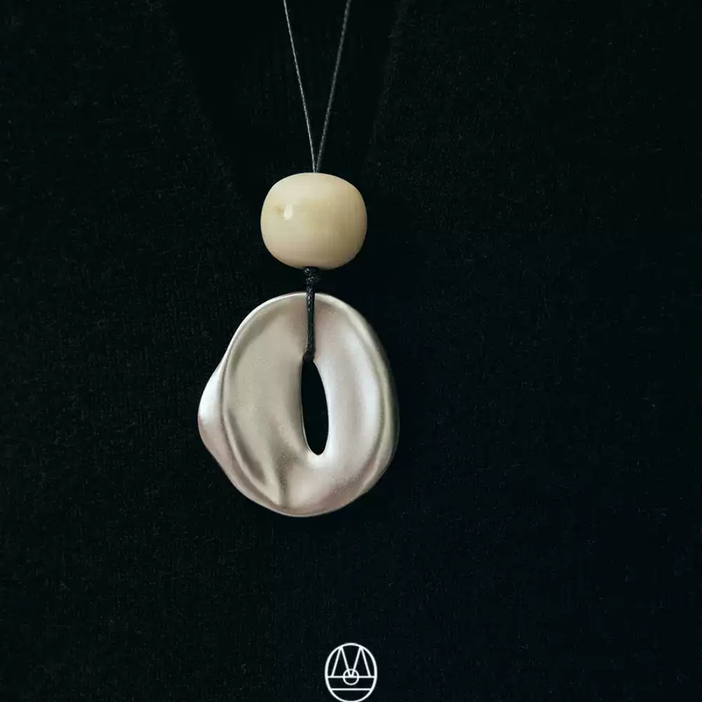 MONSECRET Fluid Pendant Necklace